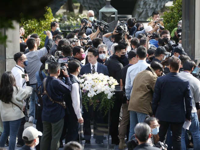 台北市文化局28日举办二二八事件76周年纪念会，有抗议民眾在台北市长蒋万安（中）致词时衝上台，并高喊「杀人凶手」、「下跪道歉」，场面一度混乱，蒋也暂停约10分钟才继续致词。（杜宜谙摄）