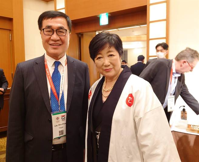 北市副市長李四川（左）代替市長蔣萬安出訪東京參加城市高峰會，也帶上蔣萬安親筆信，邀請東京知事小池百合子（右）這個月來台北，參加資訊展。（摘自李四川臉書）