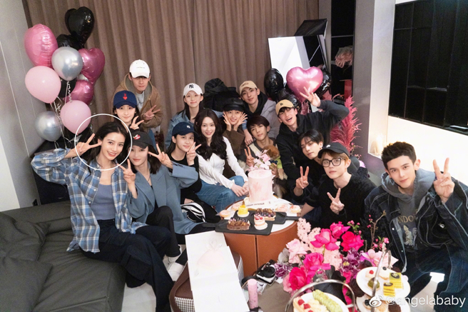 Angelababy（前排左1）昨晒照片庆生。（图／翻摄自angelababy微博）