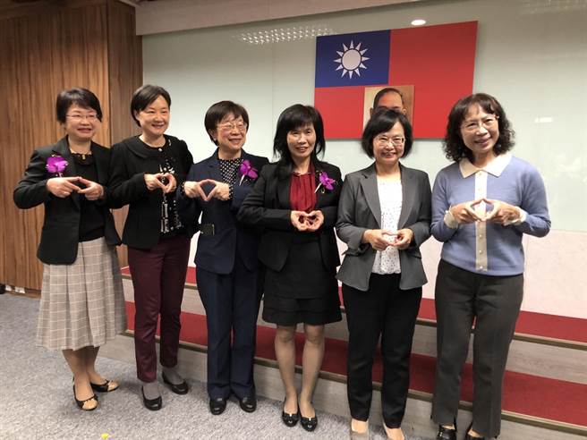 财政部赋税署长宋秀玲(右3)上任(图／吴静君摄)