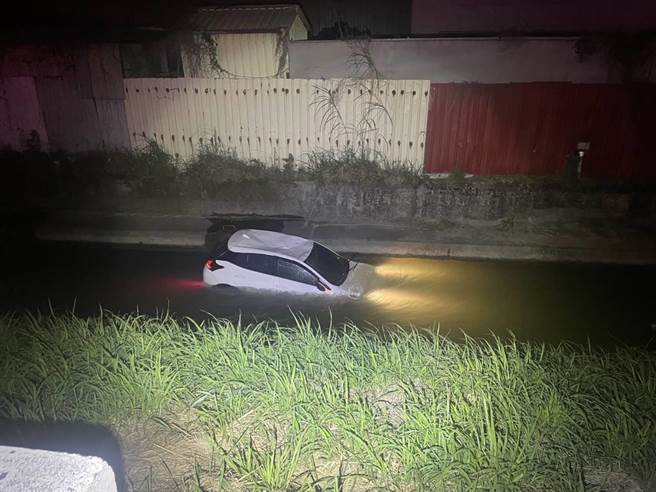 桃园一名女驾驶昨凌晨开车恍神，不慎闯进沟渠中受困。（翻摄照片／蔡明亘桃园传真）