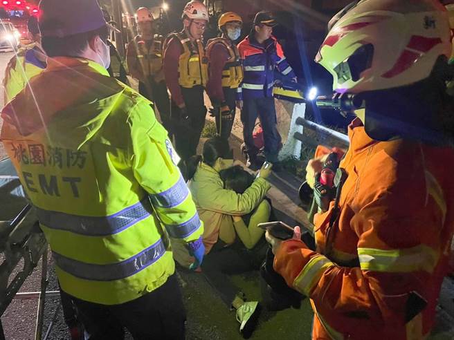 女驾驶被救出后，抱着朋友放声大哭。（翻摄照片／蔡明亘桃园传真）