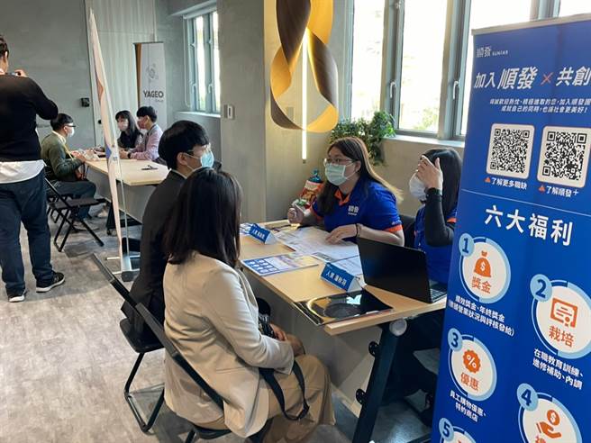 高雄市政府青年局111年底邀约港都知名企业，于高雄新媒体人才中心举办就业媒合会。（柯宗纬翻摄）