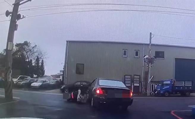 68岁古姓男子酒驾开着自小客车，行经民权路三段路口处左转时，与44岁吴姓男子骑乘机车发生碰撞。（翻摄照片／吕筱蝉桃园传真）