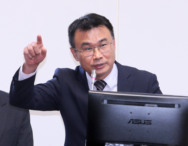 農委會主委陳吉仲1日赴立法院就「面對物價高漲與缺蛋荒，政府相關管控機制與因應對策」進行報告並備詢。面對國內平價雞蛋不足，從澳洲進口雞蛋卻貴很多，陳吉仲表示，因為日本禽流感撲殺近1700萬隻雞，也需要跟其他國家購買，所以沒有延續以往從日本輸入，進口蛋價差農委會吸收，不影響產地價。（黃世麒攝）