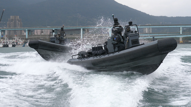 海巡署採购三艘K92特种作战突击艇，首次在八里台北港在实施实施海上扫荡、反特攻、反渗透等作战操演科目。(海巡署提供)