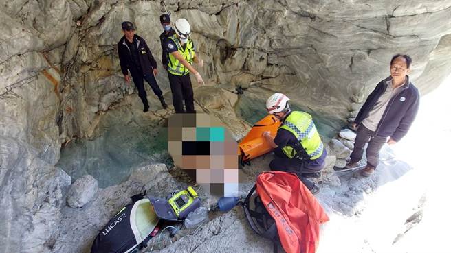 太鲁阁文山温泉惊传溺水且失去呼吸心跳，经救护人员将人抬出后，已送往医院抢救。（花莲县消防局提供／罗亦晽花莲传真）