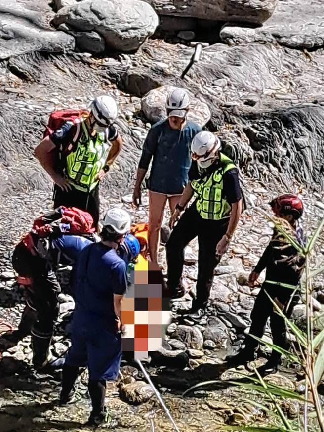 太鲁阁文山温泉惊传溺水且失去呼吸心跳，经救护人员将人抬出后，已送往医院抢救。（花莲县消防局提供／罗亦晽花莲传真）