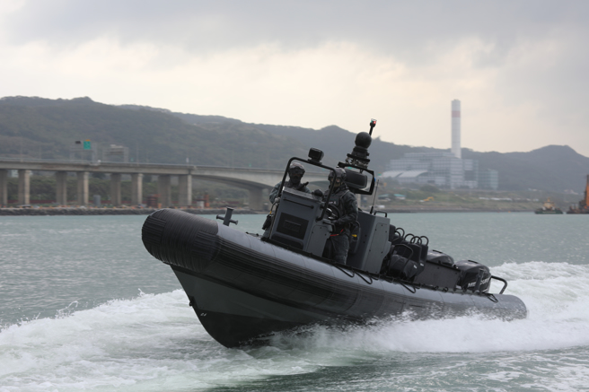 海巡署採购三艘K92特种作战突击艇，首次在八里台北港在实施实施海上扫荡、反特攻、反渗透等作战操演科目。(海巡署提供)