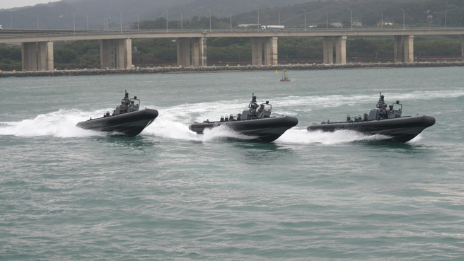 海巡署採购三艘K92特种作战突击艇，首次在八里台北港在实施实施海上扫荡、反特攻、反渗透等作战操演科目，图为海上突击队型。(海巡署提供)