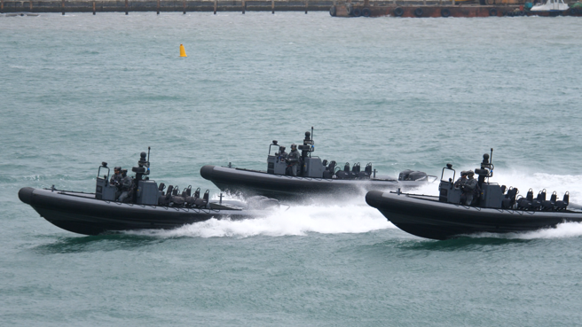 海巡署採购三艘K92特种作战突击艇，首次在八里台北港在实施实施海上扫荡、反特攻、反渗透等作战操演科目，图为海上突击队型。(海巡署提供)