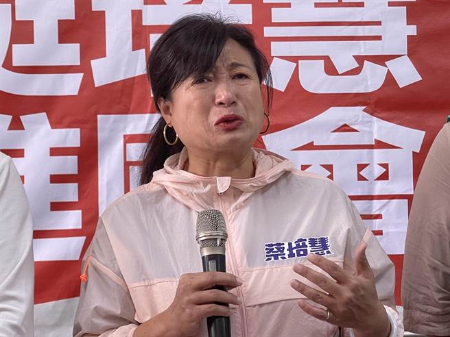 國民黨問蔡培慧是否贊成修《全民防衛動員法》？蔡培慧斥抹黑、攻擊、造謠！沒有正面回應。（楊靜茹攝）