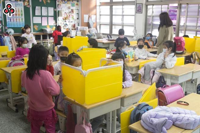 全班学生在教室内戴口罩用隔板上课的状况，将随着疫情的减缓而消失。（本报资料照片）