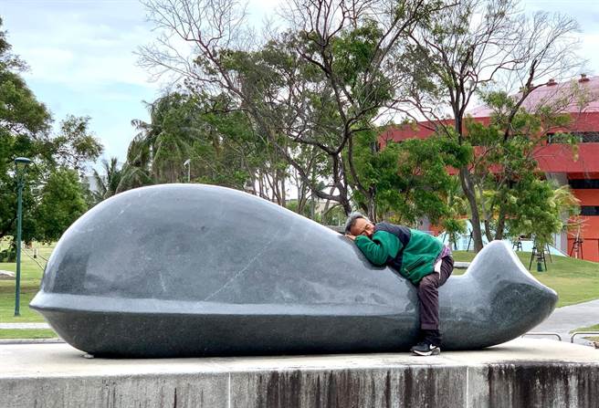 台东县长饶庆铃寻找影中人，要请这位大哥喝杯咖啡。（翻摄自脸书）