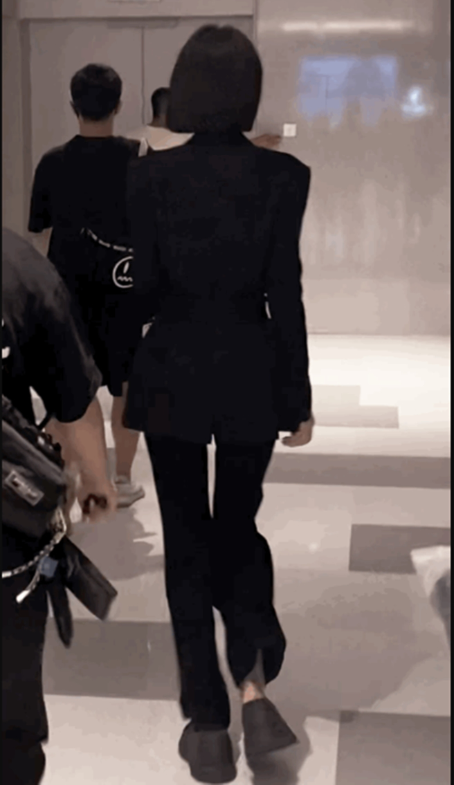 秦岚换穿黑套装，脚下鞋子鞋底也相当厚。（图／翻摄自网易娱乐频道微博）