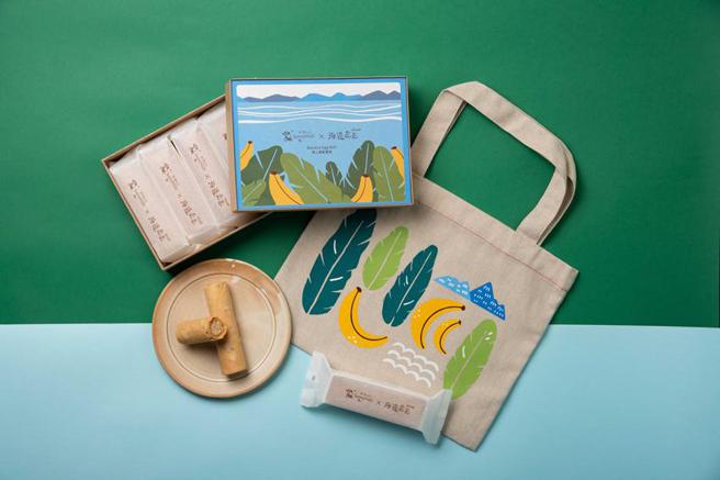 《微热山丘》携手《海边走走》推出联名新品「蕉心爱馅蛋卷」，标榜香浓滑顺的山蕉可可脂内馅搭配手工煎制酥脆蛋卷，交迭出甜而不腻、层次丰富的口感与风味。（图／微热山丘）