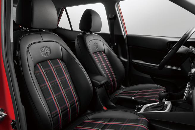 双前座椅专属苏格兰纹及热压LOGO饰徽。（南阳实业提供）