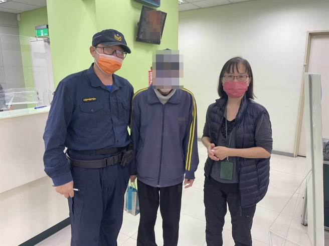 经太平派出所员警及行员劝阻终于让吴男相信是诈骗一场。（台中市太平警分局提供／冯惠宜台中传真）