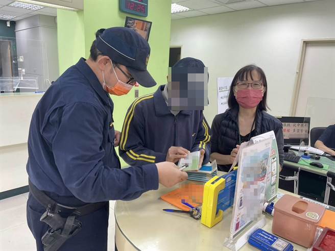 经太平派出所员警及行员劝阻终于让吴男相信是诈骗一场。（台中市太平警分局提供／冯惠宜台中传真）