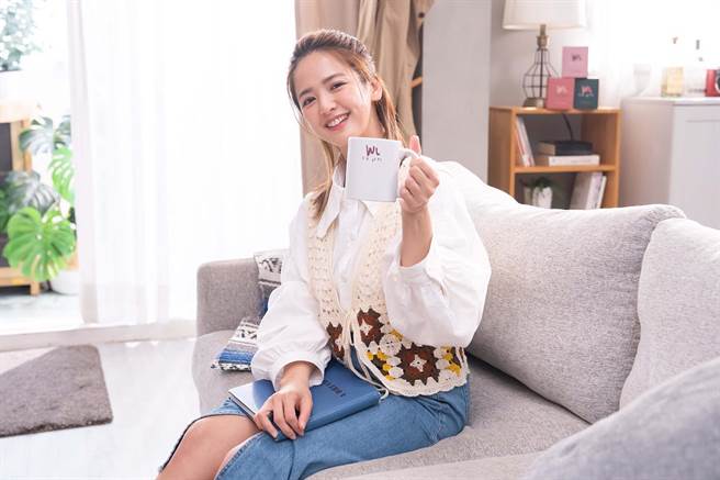 臧芮轩戏里戏外都是咖啡狂。（TVBS提供）