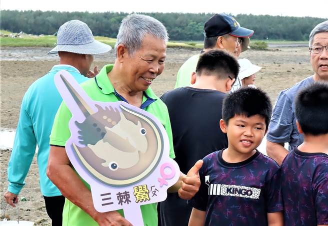 湖西乡成功村全力推广三棘鲎的生态保护教育活动，希望附近沿岸潮间带能恢復「鲎满为患」的场景。（张茂雄摄）