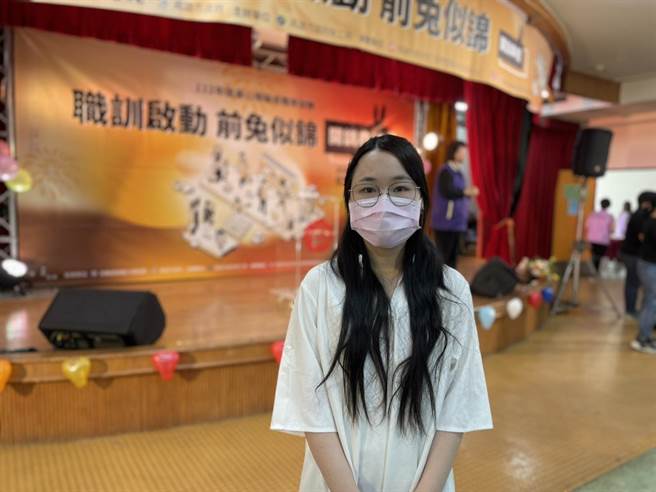 获得电脑软体应用第1名的佳绩的吕雨璇。（洪靖宜摄）