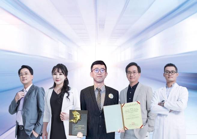 北醫副教授莊爾元(中)與余適安博士(右二)、莊斯棋生醫專家(左二)等人所組成的家安生醫團隊讓健康照護再升级。(戴志揚翻攝)