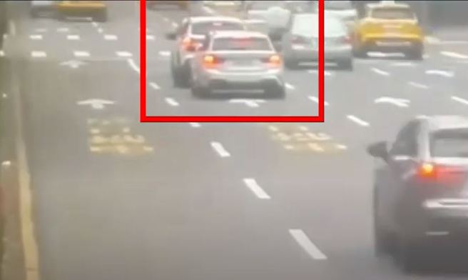 凌晨喝酒下午開車？男駕駛等紅燈昏睡堵塞車流 下場慘了。（翻攝自影片畫面）