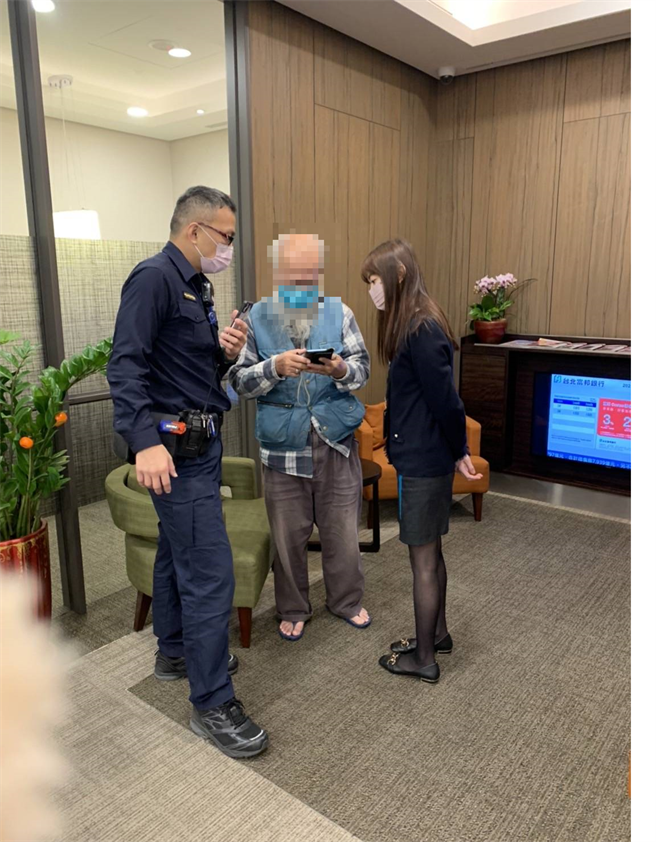 72岁赖姓老翁到银行欲匯款助网友买机票返台，没想到却是一场骗局。（警方提供／张亦惠台中传真）