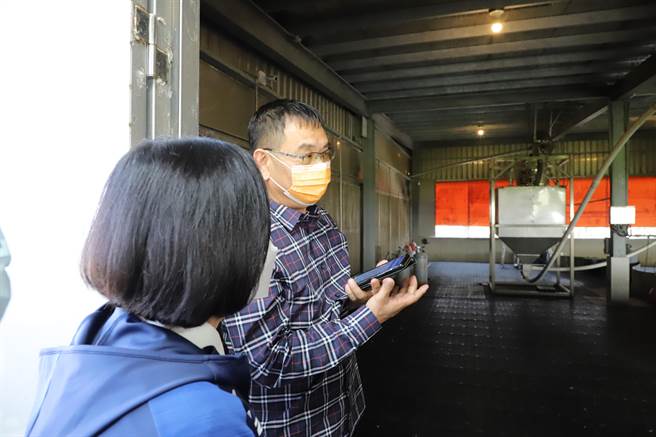 中华民国水禽产业促进发展协会理事长、芳源牧场主吴祥斌（左）向县长张丽善介绍如何使用手机App操控饲料输送、清洗鹅舍。（周丽兰摄）