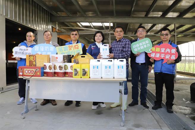 云林县府动用第二预备金购买消毒水发给禽场加强消毒，左四为县长张丽善。（周丽兰摄）