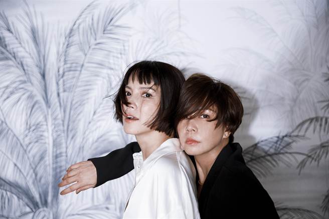 李心洁与好友于子育合唱〈小黄花〉。（小黄花慈善基金提供）