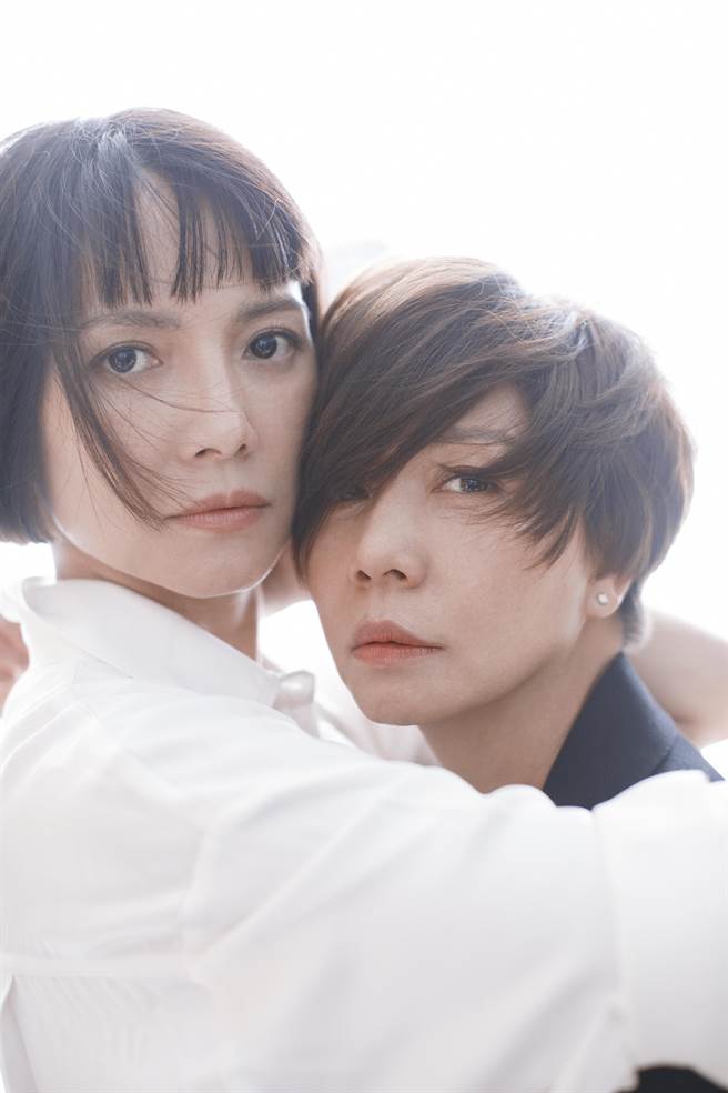 李心洁与好友于子育合唱〈小黄花〉。（小黄花慈善基金提供）