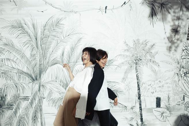 李心洁与好友于子育合唱〈小黄花〉。（小黄花慈善基金提供）