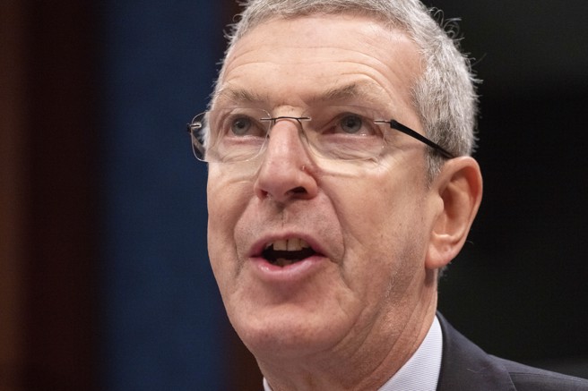 负责美国出口政策的商务部官员艾斯特维兹（Alan Estevez）在听证会上表示，商务部目前正在评估前政府一项政策。(图/美联社)