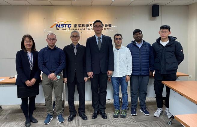 阳明交通大学材料科学与工程学系张仍奎教授团队，投入储能材料领域研究逾12年，开发出锂电池用高安全性、难燃、耐高温与高电压的离子液体电解质材料，正与国内相关厂商共同推动技术的产业应用化。 (国科会提供)