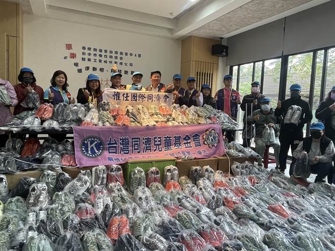 台中市惟仕同济会送来约值50万的云端科技跑鞋与排汗除臭帽.捐赠给云林家扶海线地区亲子，鞋海景象很壮观。（周丽兰摄）