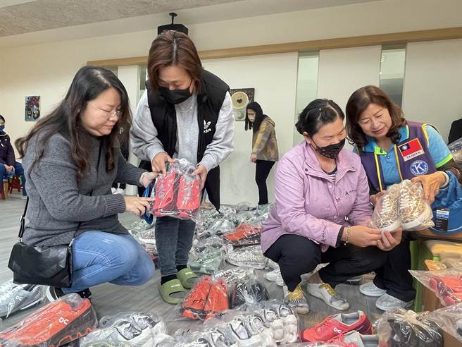 台中市惟仕同济会让云林家扶家长惊喜的是不仅孩子就连自己都可选择喜爱的跑鞋。（周丽兰摄）
