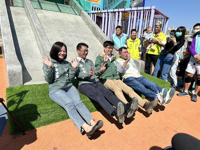 高雄市长陈其迈1日视察日前落成的凤山机器人主题游戏场公园。（杨舒婷摄）