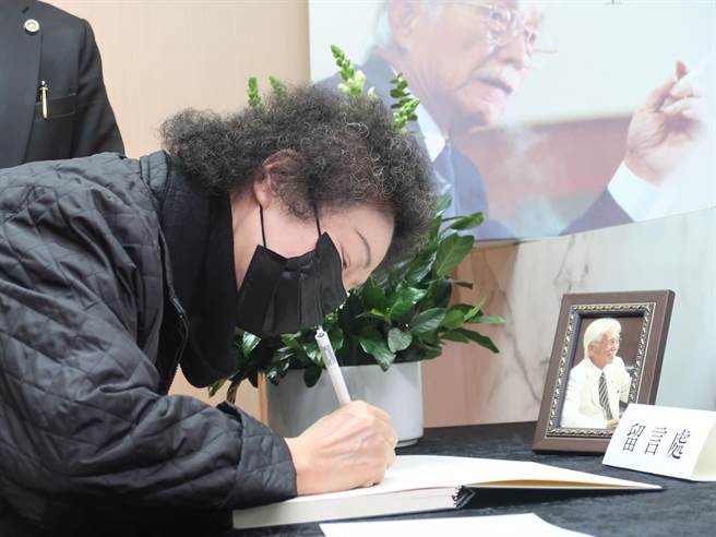 辜宽敏辞世，陈建仁、陈水扁、陈菊皆赴灵堂致意。（曾薏苹摄）