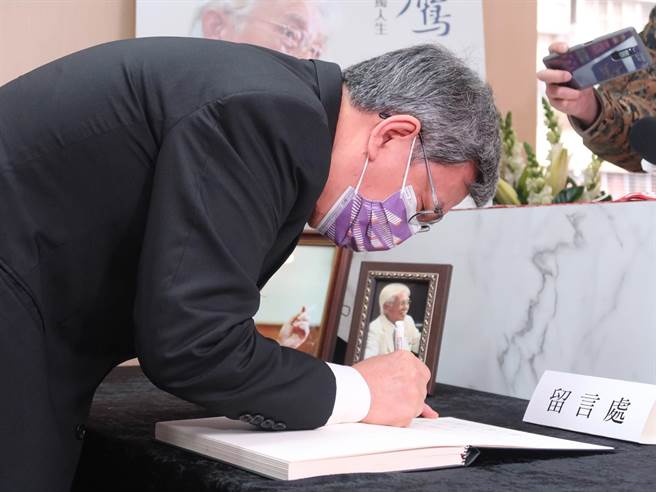 辜宽敏辞世，陈建仁、陈水扁、陈菊皆赴灵堂致意。（曾薏苹摄）