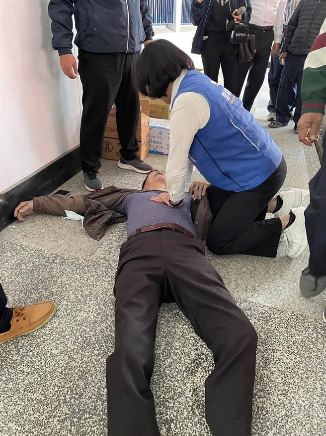 雲林縣元長鄉農會今（1日）舉行會員代表大會，縣長張麗善出席會後餐敘，她致詞時突然有一老翁倒下且失去呼吸心跳，出身護理師的張麗善立即對他施以心肺復甦術十幾分鐘，直到消防局救護人員接手，72歲李姓老翁幸運被救回一命。（卓宜姿提供）