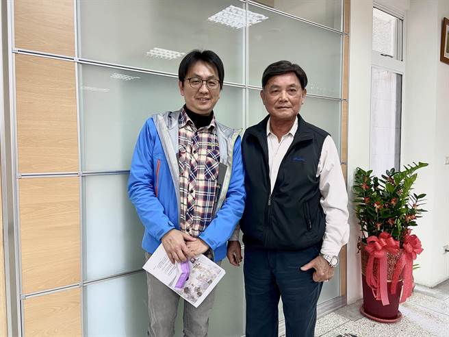 宜兰县冬山乡的江益源（右）不是议员，儿子江立伟（左）不是立委，真实身分分别为乡民表跟乡公所的观光所长。（吴佩蓉摄）