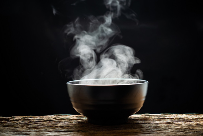 肝胆肠胃科医师詹宜学指出，世界卫生组织已经将摄氏65度以上的热饮，定为可能的致癌因子。(示意图/达志影像)