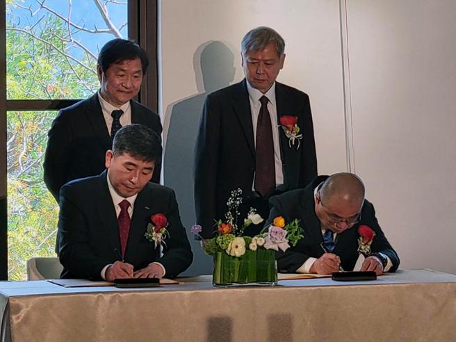 （基隆港务分公司总经理高传凯(前右)与韩国釜山港湾公社副社长Sung Joon Hong(前左)，1日在交通部常务次长祁文中(后左)与台湾港务公司董事长李贤义(后右)见证之下，签署合作意向书。图／顏瑞田）