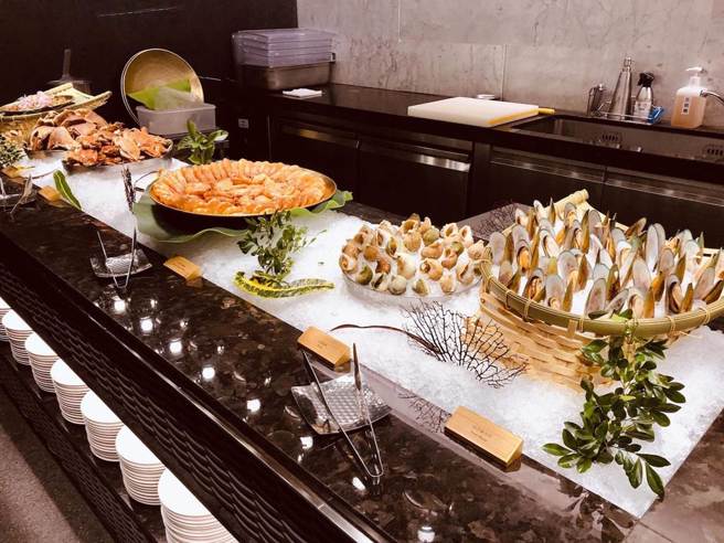 一名网友好奇到吃到饱餐厅「旭集」狂吃鳗鱼捞回本，老板会哭吗？图为「旭集 和食集锦」的海鲜餐台。（资料照 何书青摄）
