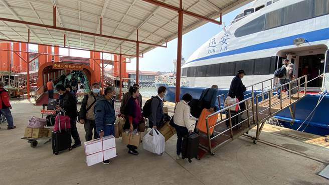 小三通金门籍民眾免登记购票首日仅有66人出境，搭乘率仅2成，惨不忍睹。(于家麒摄)