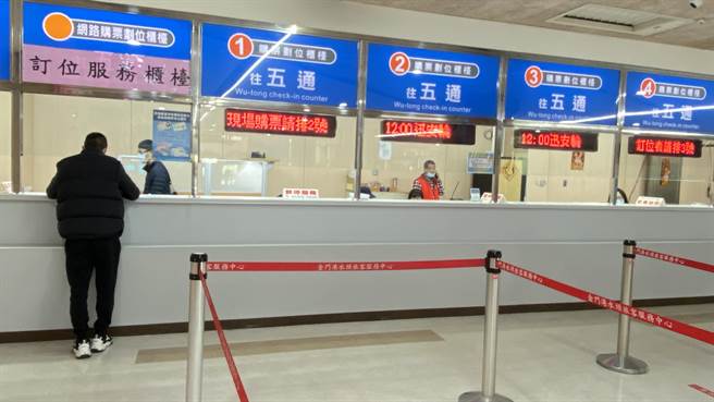 今起金门籍民眾虽可免登记购票搭船出境，但由于连假刚过且为上班日，并未出现人潮。(于家麒摄)