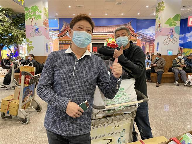 「台商」张先生(左)与刘先生(右)都刚入籍金门，趁此之便直接购票搭「顺风船」登陆巡视工厂、慰劳员工。(于家麒摄)