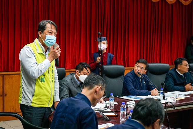 宜蘭縣政府計畫增設「冬山交流道」可行性評估提送高速公路局審議，但審議未過，冬山鄉長林峻輔（左一）向交通部長王國材（右二）請命，強調冬山交流道攸關未來蘇花改分流與地方區域發展，盼中央聽取地方意見、重視冬山。（李忠一攝）